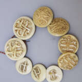 9 carved I buttons, - Foto 2