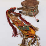 Tibet ritual drum, rock crystal with silver mounts and turquoise and other stones, textile serviette. Qing Dynasty - Foto 1