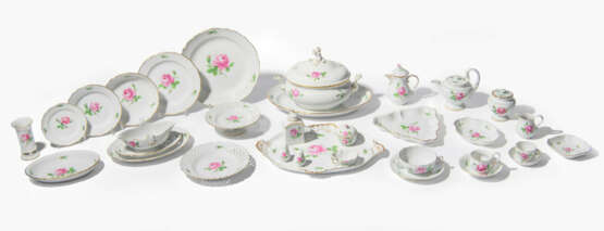 Meissen, Tafel- und Kaffeeservice "Rote Rose" - фото 1 Meissen, Tafel- und Kaffeeservice "Rote Rose" - фото 1