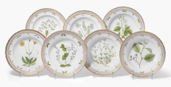 Royal Copenhagen, 12 Suppenteller "Flora Danica" - фото 1 Royal Copenhagen, 12 Suppenteller "Flora Danica" - фото 1