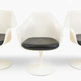Eero Saarinen, 3 Armlehnstühle & 3 Stühle "Tulip" - Foto 1