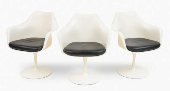 Eero Saarinen, 3 Armlehnstühle & 3 Stühle "Tulip" - Foto 1