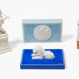 Nymphenburg, Flaschenzapfen, 2 Briefbeschwerer und Figur - photo 1