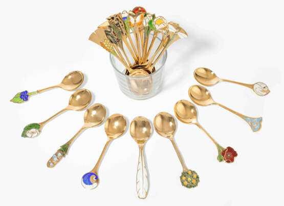 Sammlung: 24 Jahreslöffel, Flensburg 20.Jh. - фото 1 Sammlung: 24 Jahreslöffel, Flensburg 20.Jh. - фото 1