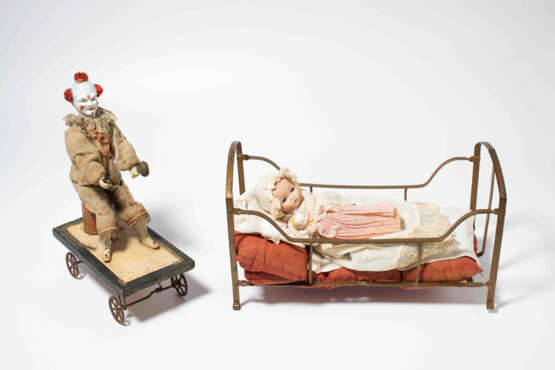Lot: Ziehspielzeug "Clown" und Bébé in Bettchen - photo 1 Lot: Ziehspielzeug "Clown" und Bébé in Bettchen - photo 1