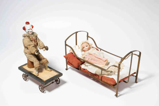 Lot: Ziehspielzeug "Clown" und Bébé in Bettchen - photo 2 Lot: Ziehspielzeug "Clown" und Bébé in Bettchen - photo 2