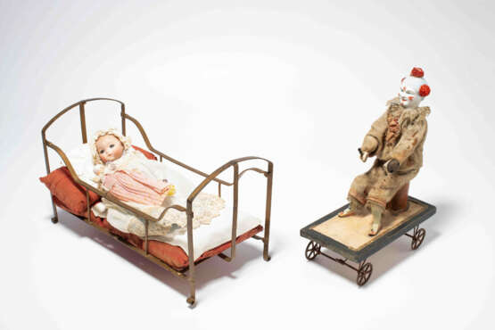 Lot: Ziehspielzeug "Clown" und Bébé in Bettchen - photo 3 Lot: Ziehspielzeug "Clown" und Bébé in Bettchen - photo 3