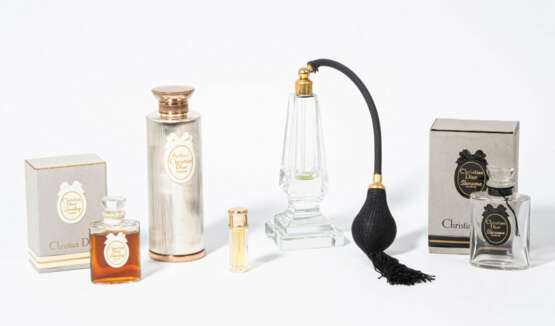 Christian Dior, 4 Parfumflakons und 1 Spray "Miss Dior", "Diorama", "Diorling" und "Diorissimo" - Foto 1 Christian Dior, 4 Parfumflakons und 1 Spray "Miss Dior", "Diorama", "Diorling" und "Diorissimo" - Foto 1