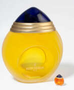 Vêtements et accessoires. Boucheron, 1 Factice und 1 Miniaturparfumflakon