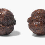 Lot: 2 beschnitzte Walnüsse - Foto 1