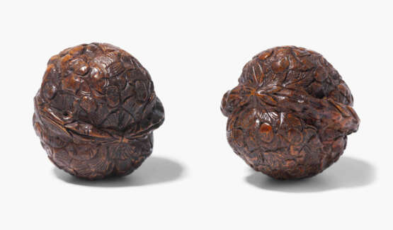 Lot: 2 beschnitzte Walnüsse - Foto 1