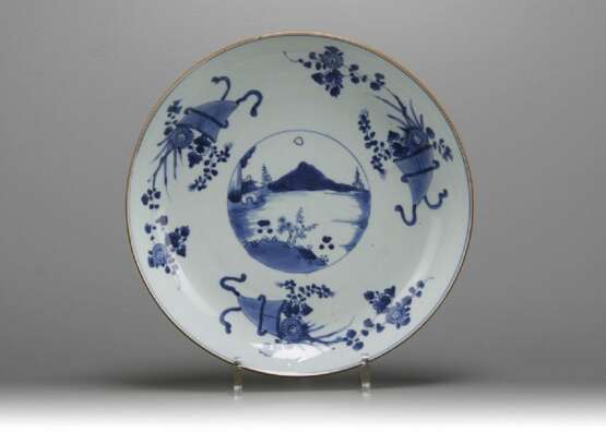 Qing Dynasty blue and white porcelain landscape painting plate - Foto 1