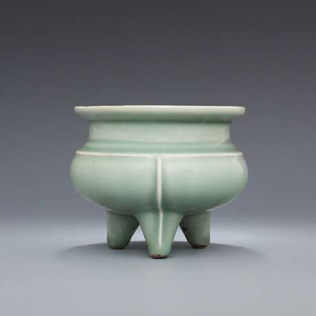 Longquan kiln in the Song Dynasty green glaze three-legged incense burner - фото 2