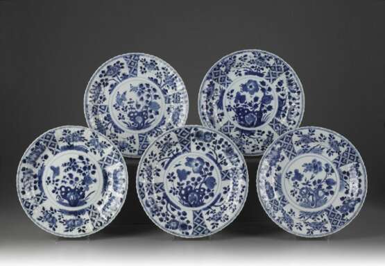 A set of 5 Qing Dynasty Kangxi blue and white porcelain plates - фото 1