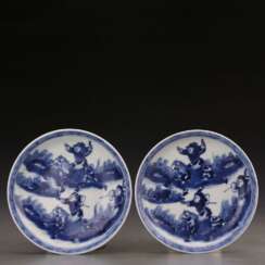 A pair of Kangxi blue and white porcelain hunting plates in the Qing Dynasty