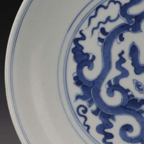 Qing Dynasty Yongzheng Blue and White Porcelain Dragon Plate - photo 3