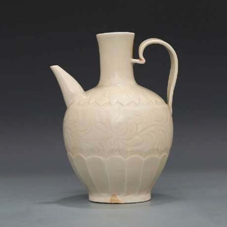Song Dynasty White glaze Carving Peony pattern hand pot - photo 1