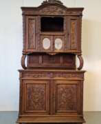 Catalogue des produits. Buffet sculpt&eacute; en bois. Ch&ecirc;ne. Hollande. Ann&eacute;es 1910. Dimensions&nbsp;: hauteur 243&nbsp;cm&nbsp;; largeur 130&nbsp;cm&nbsp;; profondeur 51&nbsp;cm.