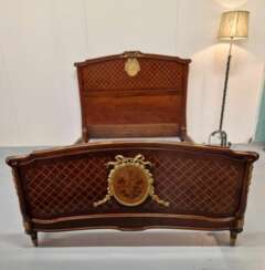 Lit de style Louis XV exquis et royal