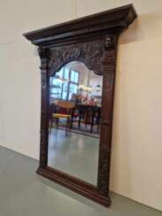 Miroir en chêne finement sculpté