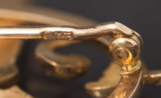 Золотая брошь с 6 натуральными бриллиантами Золото Other style At the turn of 19th -20th century г. - фото 7 Золотая брошь с 6 натуральными бриллиантами Золото Other style At the turn of 19th -20th century г. - фото 7