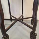 Ensemble de 3 tables de style oriental. Bois laiton. Chine. Ann&eacute;es 1950. Dimensions de la plus grande table&nbsp;: hauteur 58&nbsp;cm diam&egrave;tre 46&nbsp;cm. Messing Oriental Art Mid-20th century - Foto 4