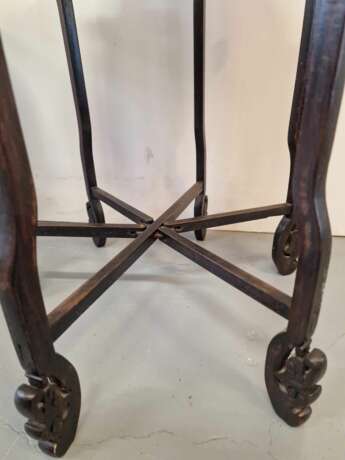 Ensemble de 3 tables de style oriental. Bois laiton. Chine. Ann&eacute;es 1950. Dimensions de la plus grande table&nbsp;: hauteur 58&nbsp;cm diam&egrave;tre 46&nbsp;cm. Messing Oriental Art Mid-20th century - Foto 4