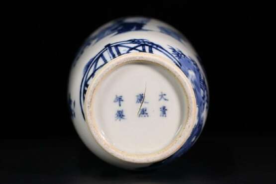 Qing Dynasty blue and white porcelain character story bottle - фото 4