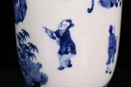Qing Dynasty blue and white porcelain character story bottle - фото 8