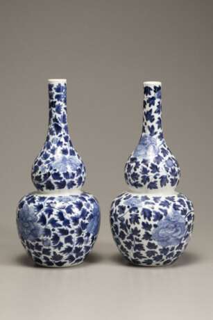 A pair of Qing Dynasty blue and white porcelain gourd vase - фото 1