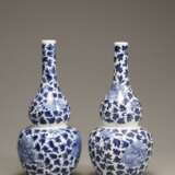 A pair of Qing Dynasty blue and white porcelain gourd vase - фото 2