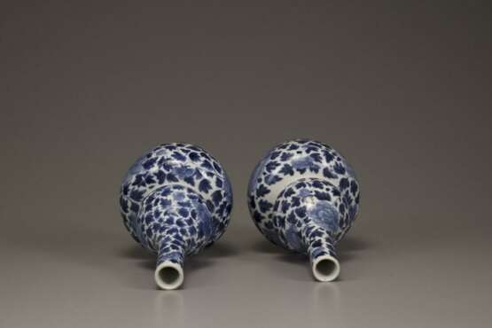A pair of Qing Dynasty blue and white porcelain gourd vase - photo 3