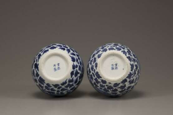 A pair of Qing Dynasty blue and white porcelain gourd vase - photo 4