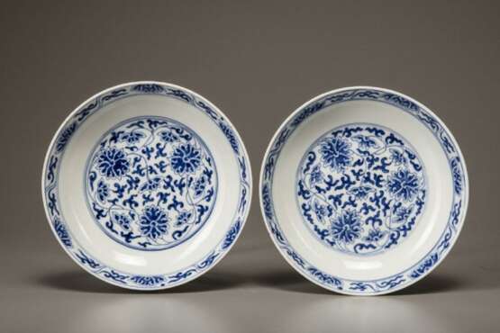 A pair of blue and white lotus plate - фото 1