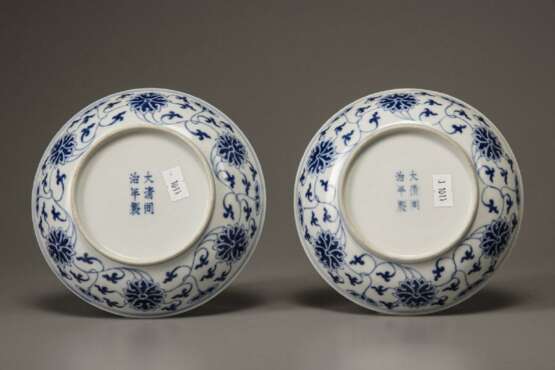A pair of blue and white lotus plate - photo 3