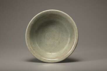 Ming Dynasty Longquan Kiln Green Glaze Porcelain Bowl