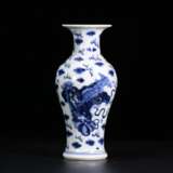 Qing Dynasty Blue and White Porcelain Double Lion Ornamental Bottle - Foto 2