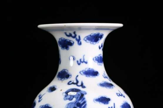 Qing Dynasty Blue and White Porcelain Double Lion Ornamental Bottle - Foto 6
