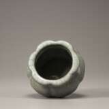 Qing Dynasty crackle-glazed lobed water pot - фото 2