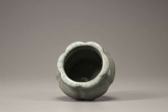 Qing Dynasty crackle-glazed lobed water pot - photo 2