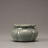 Qing Dynasty crackle-glazed lobed water pot - фото 3