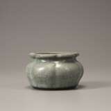 Qing Dynasty crackle-glazed lobed water pot - фото 4