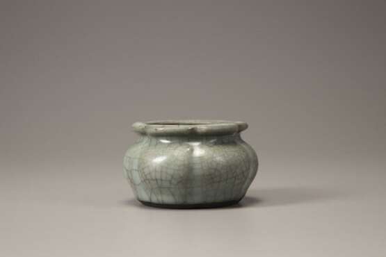 Qing Dynasty crackle-glazed lobed water pot - photo 4