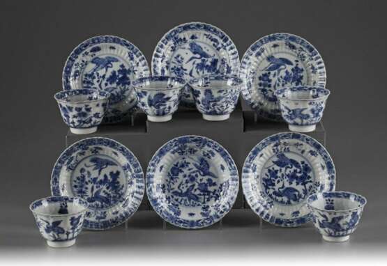 Six sets of blue and white cups and saucers - фото 1