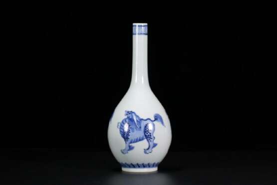 18th century Qing Dynasty blue and white porcelain Kirin pattern long-necked bottle - Foto 1