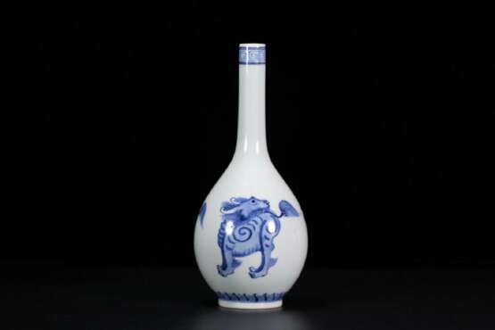 18th century Qing Dynasty blue and white porcelain Kirin pattern long-necked bottle - фото 2