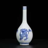 18th century Qing Dynasty blue and white porcelain Kirin pattern long-necked bottle - фото 2