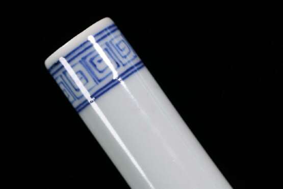 18th century Qing Dynasty blue and white porcelain Kirin pattern long-necked bottle - фото 6