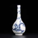 Qing Dynasty blue and white porcelain dragon pattern long neck bottle - photo 1
