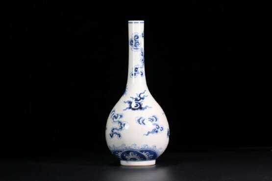 Qing Dynasty blue and white porcelain dragon pattern long neck bottle - Foto 2